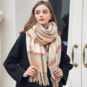 Écharpe plaid femme laine multicolore cocooning, 180x70cm, accessoire chaud et tendance, format plaid enveloppant pour femme.