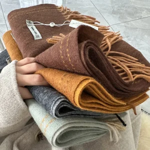 Écharpe laine motifs discrets, 30x170cm, accessoire femme élégant et raffiné, pure laine, douceur premium, design subtil.