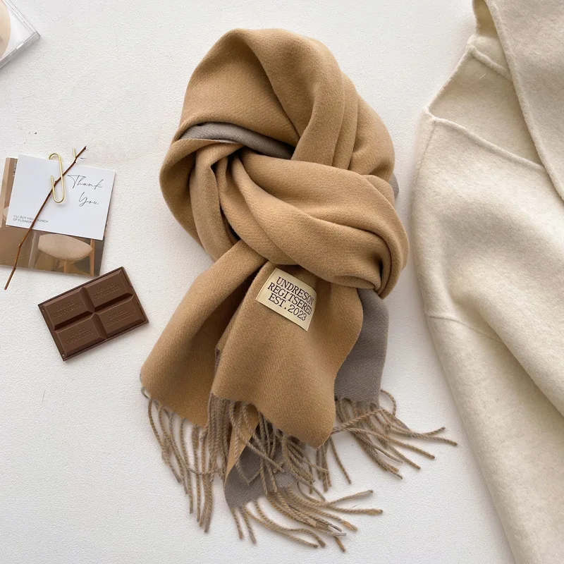 Look hivernal avec écharpe
