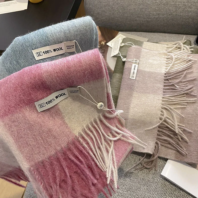 Style raffiné avec écharpe motif carré