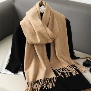 Écharpe douce unie cocooning effet cachemire, 30x180cm, disponible en 62 couleurs, accessoire mode hiver femme, douceur et élégance garantie.