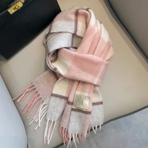Écharpe femme laine carreaux élégante, 180x30cm, pure laine chic, motifs classiques, douceur premium pour accessoire hivernal.