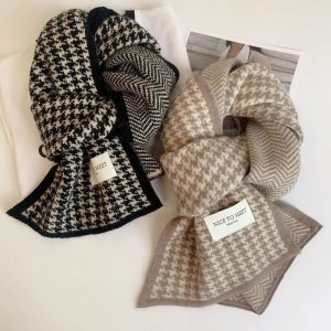Écharpe femme maille motif chic en laine douce, idéale pour l’hiver, avec design élégant et couleurs assorties.