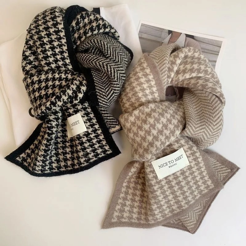 Écharpe femme maille motif chic en laine douce, idéale pour l’hiver, avec design élégant et couleurs assorties.